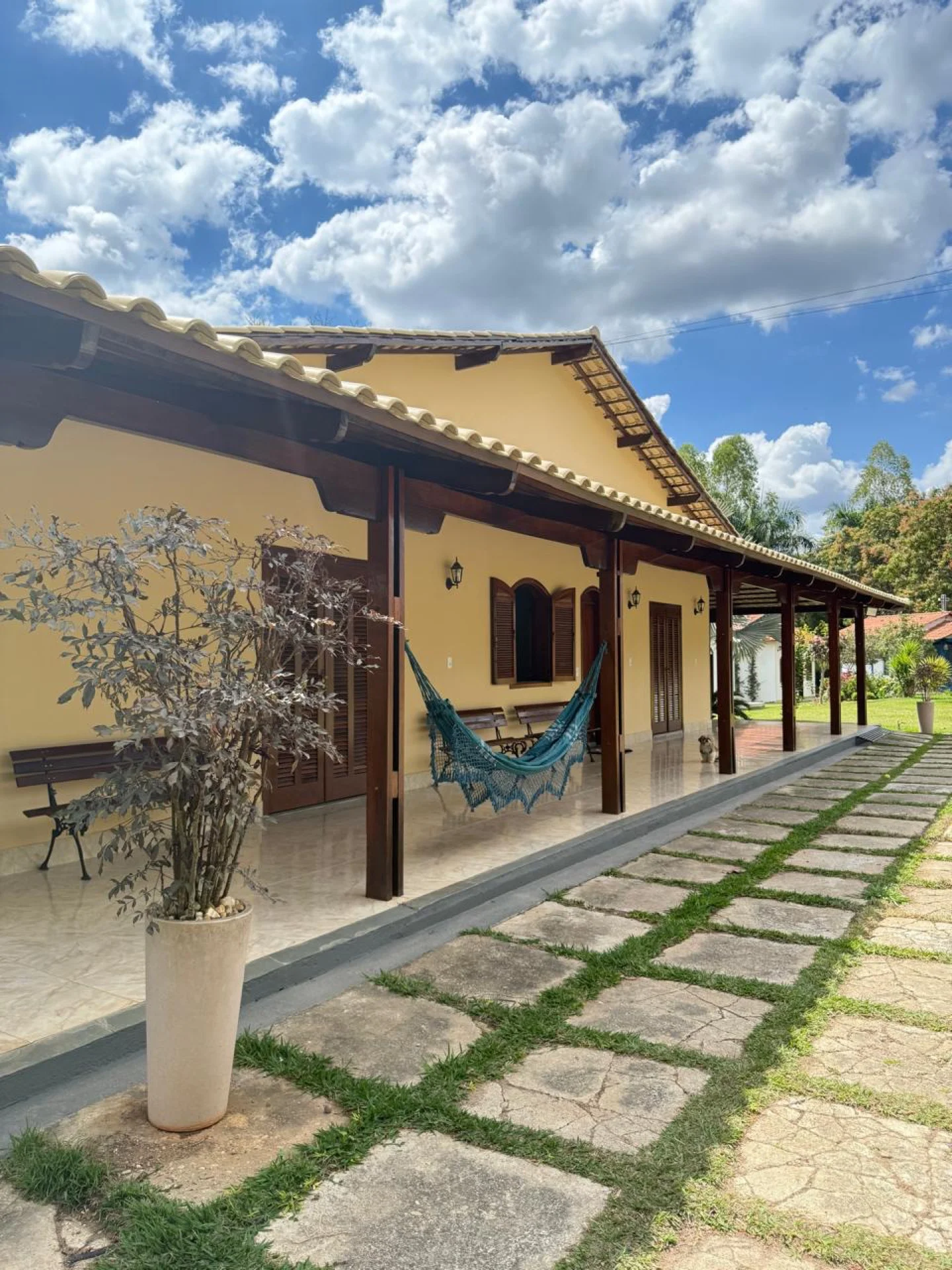 Chalé com varanda e rede