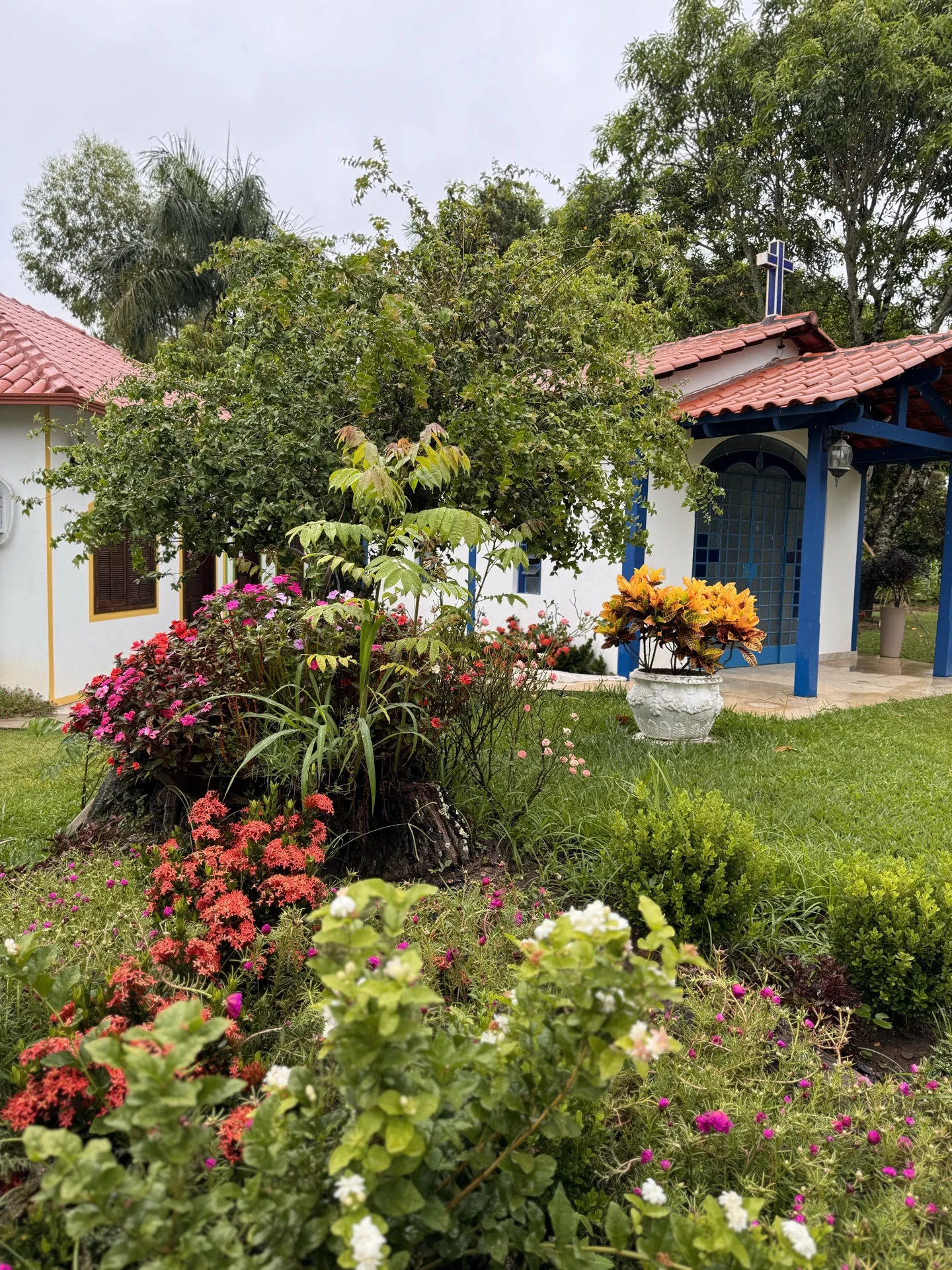 Chalés com jardim florido