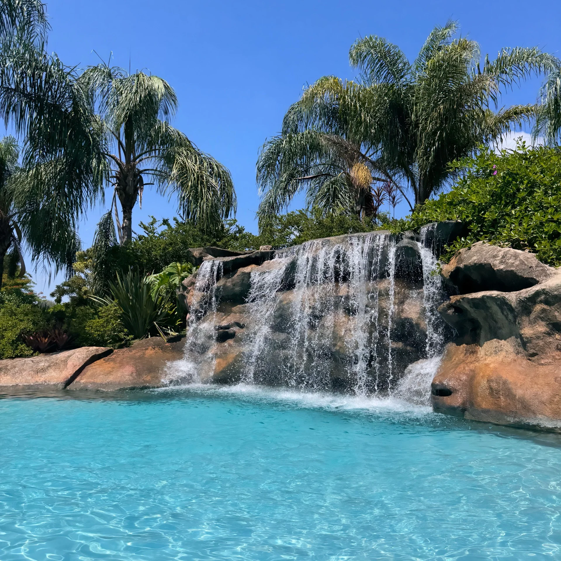 Piscina com cascata