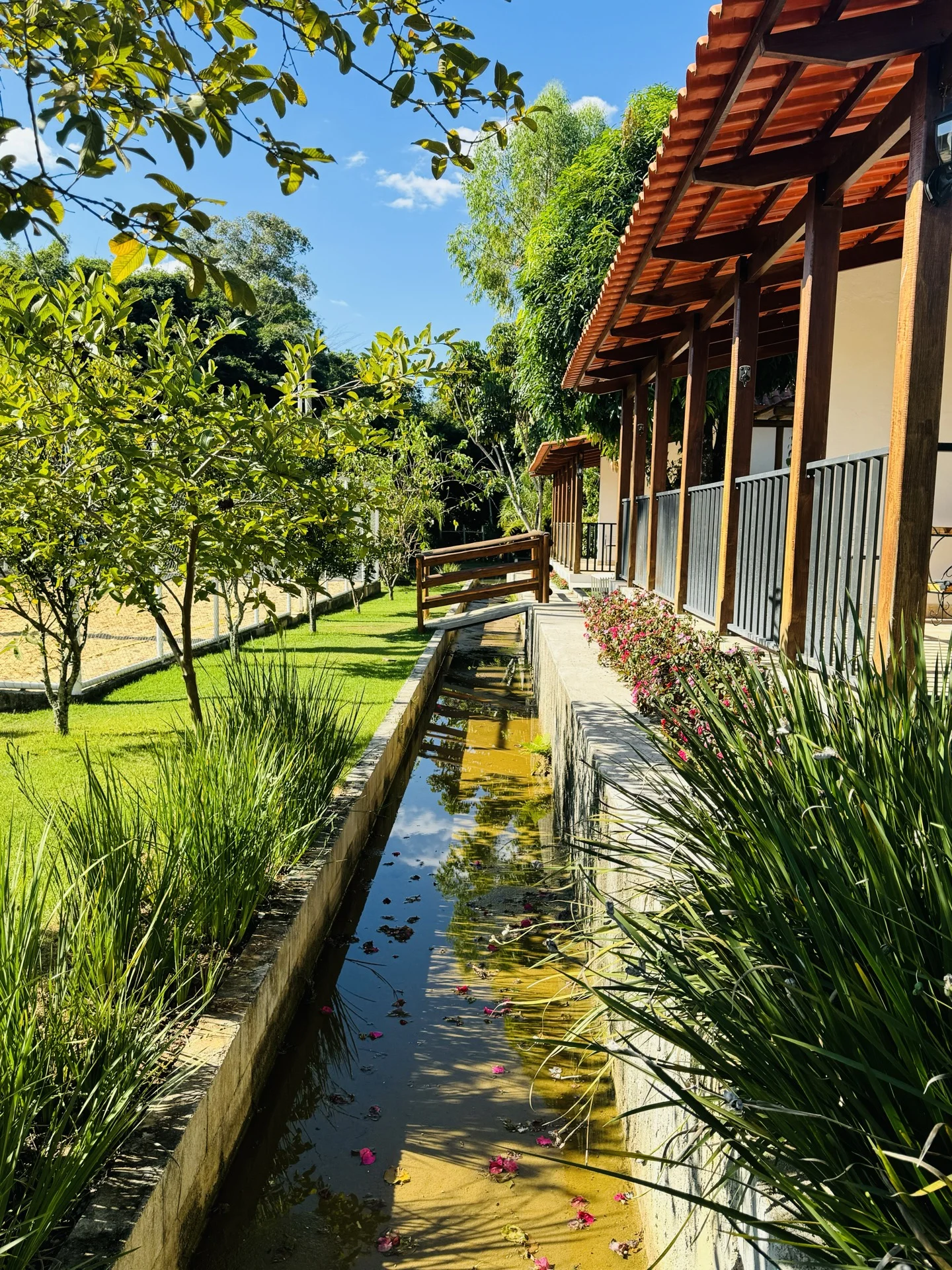 Salão com espelho d'água